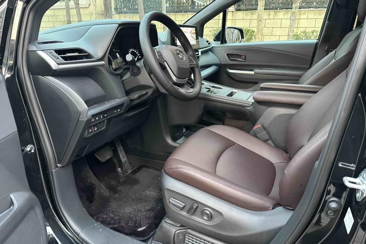 Used Toyota Granvia 2024 2.5L Hybrid Comfort Edition
