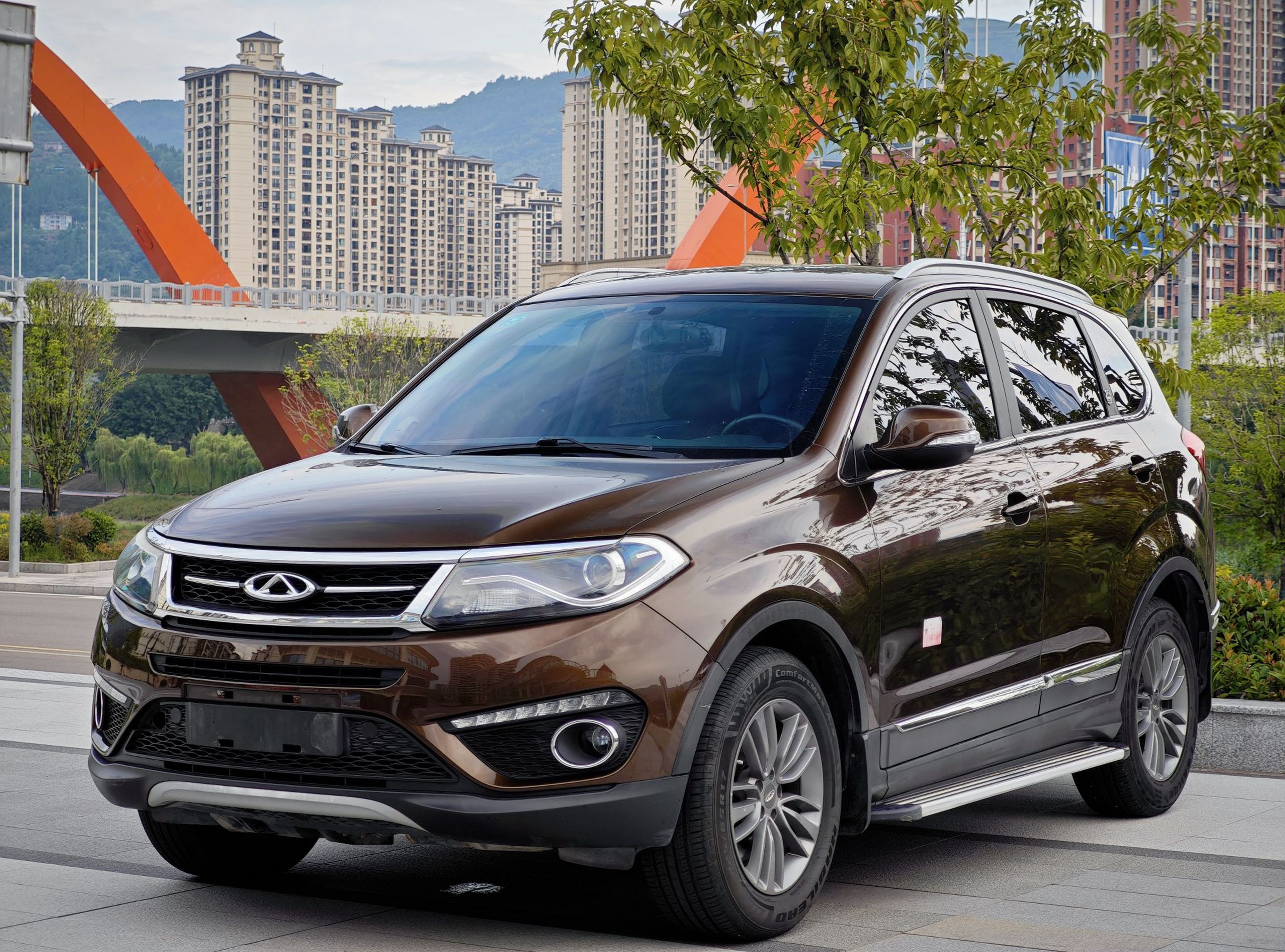 Под передней частью автомобиля