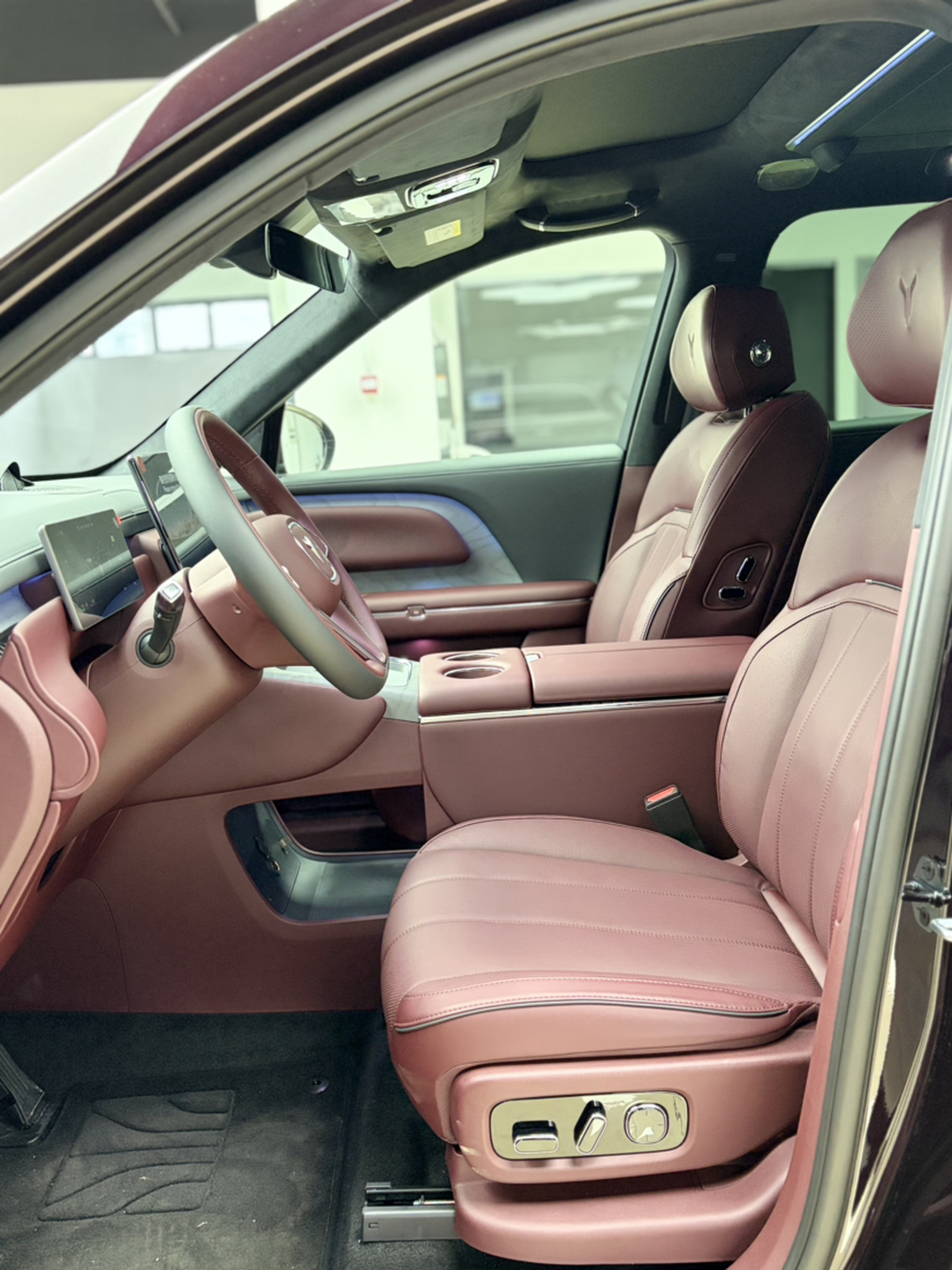 Переднее сиденье в автомобиле