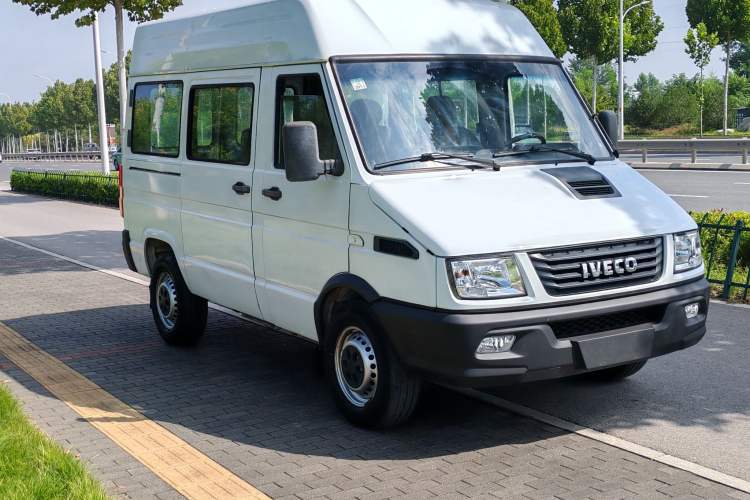 Used Iveco Daily 2017 2.5T A35 Passenger Van 5-7 Seats Model 47Z5
