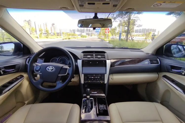 Used Toyota Camry 2016 2.0E 10th Anniversary Elite Edition
