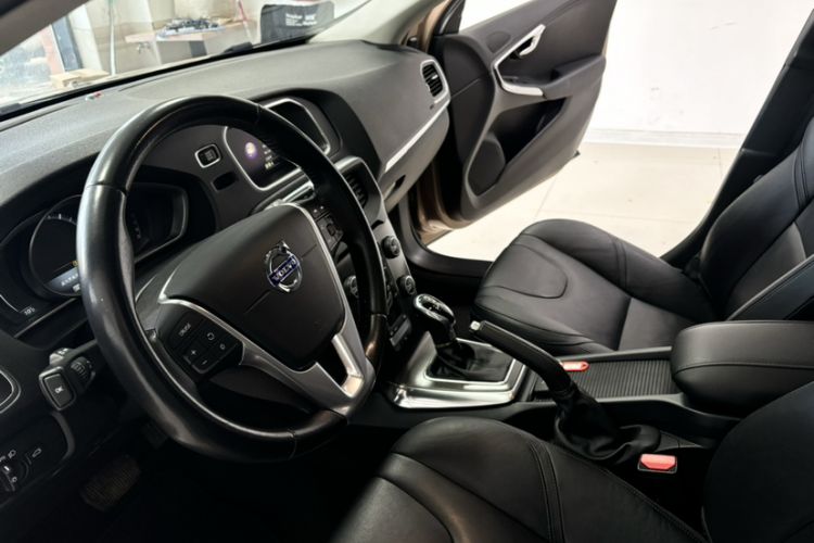 Used Volvo V40 2015 1.6T Zhiya Edition