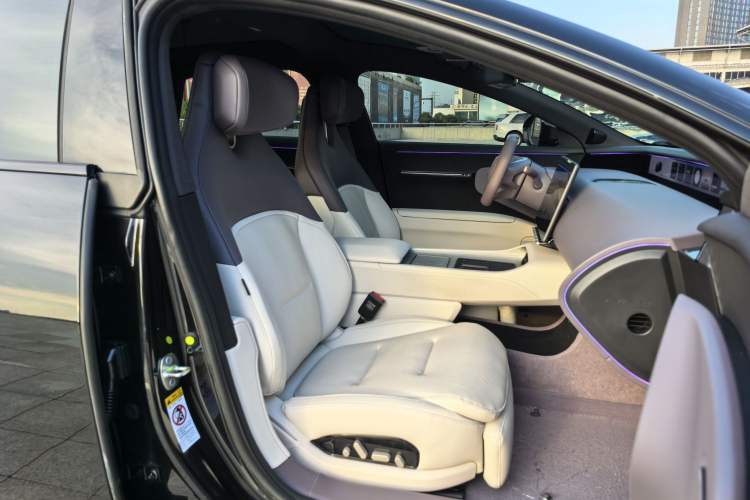 Used  12 2025 Max Extended-Range Edition
