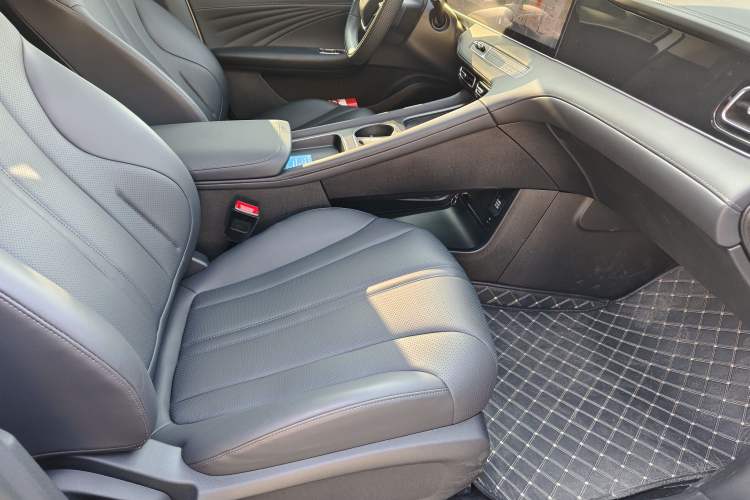 Used Roewe D7 2023 DMH 125km Superior Edition