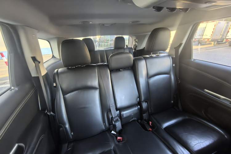 Used Dodge Journey 2013 2.4L Two-Wheel Drive Luxury Version
