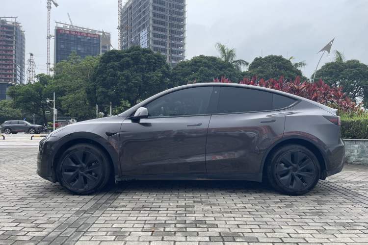 Used Tesla Model Y 2023 Long-Range All-Wheel-Drive Version
