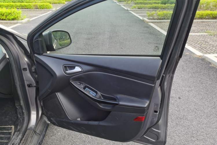 Used Ford Focus 2012 Sedan 1.6L Automatic Fashion Edition
