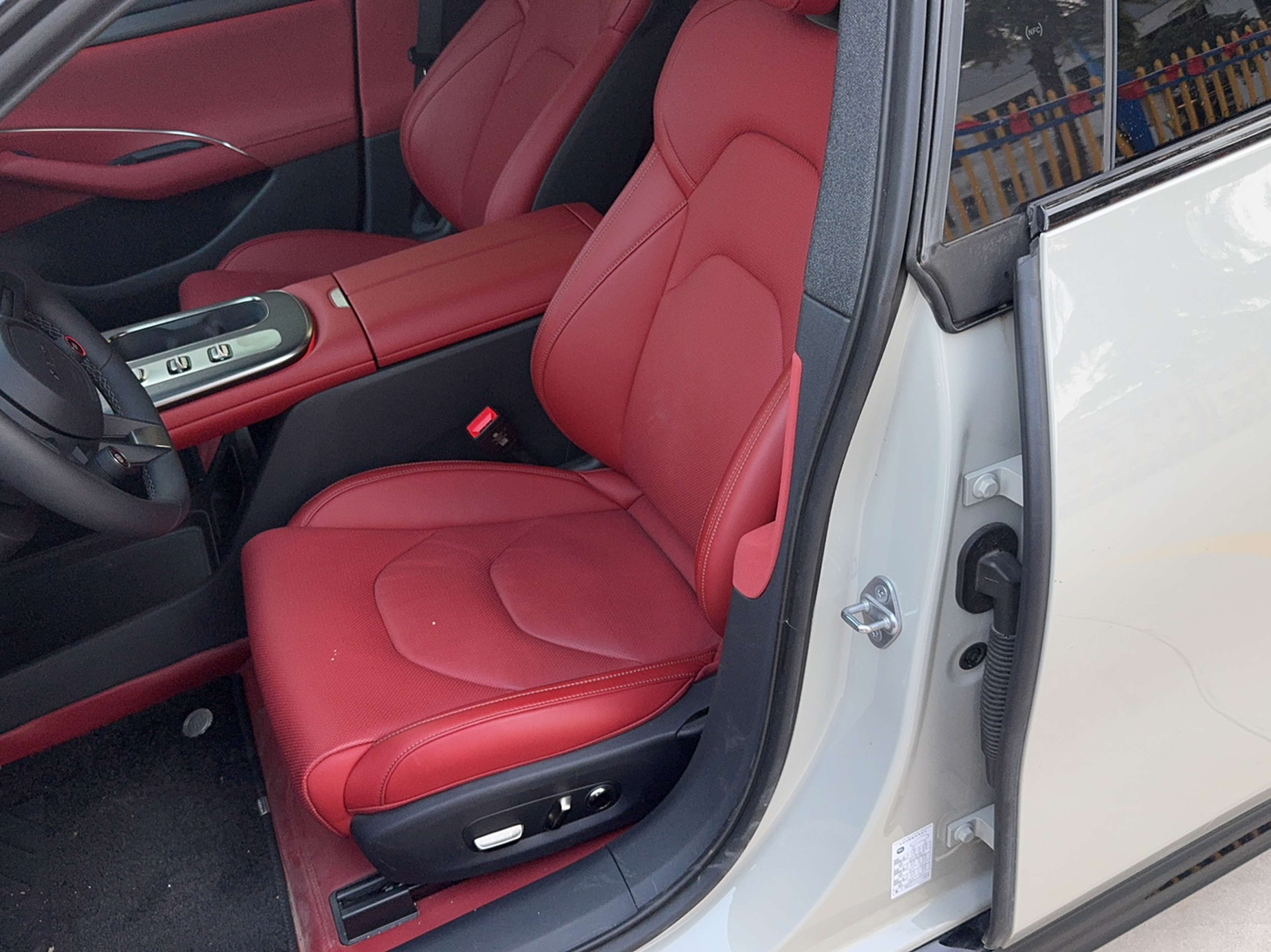 المقاعد الأمامية داخل السيارة