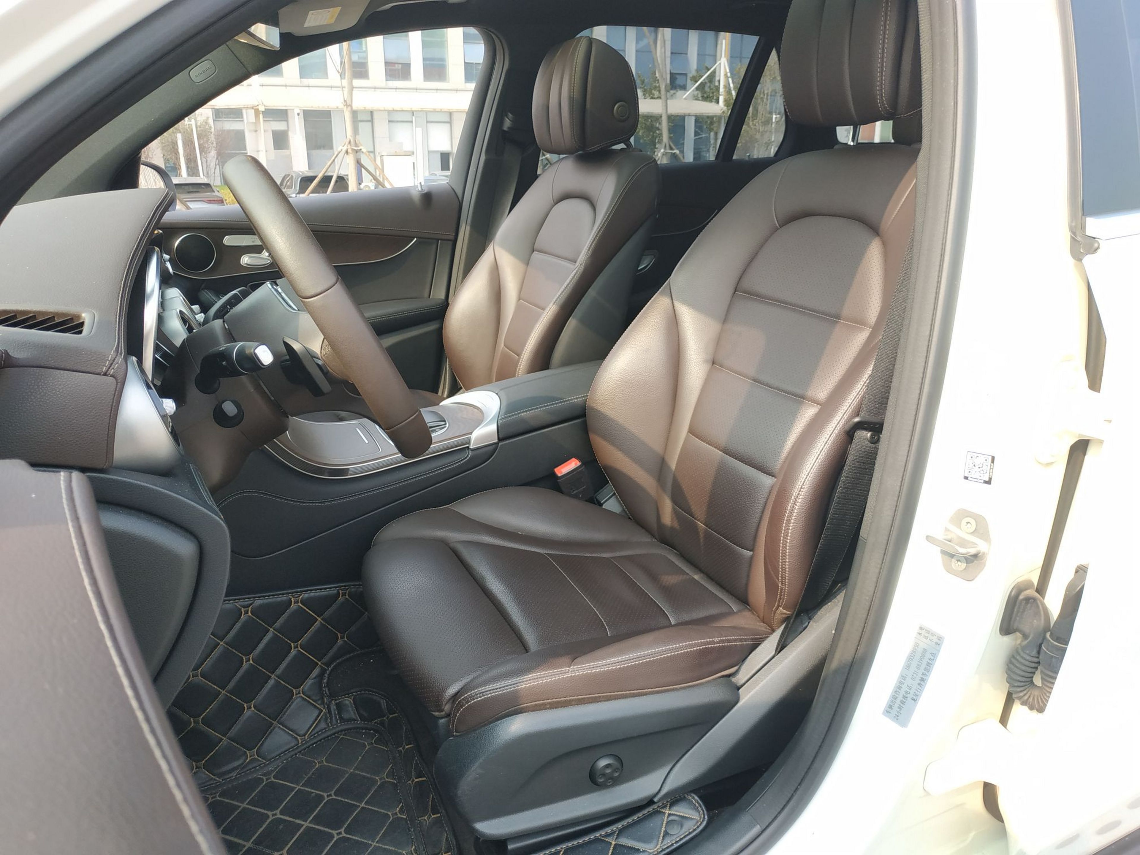 Переднее сиденье в автомобиле