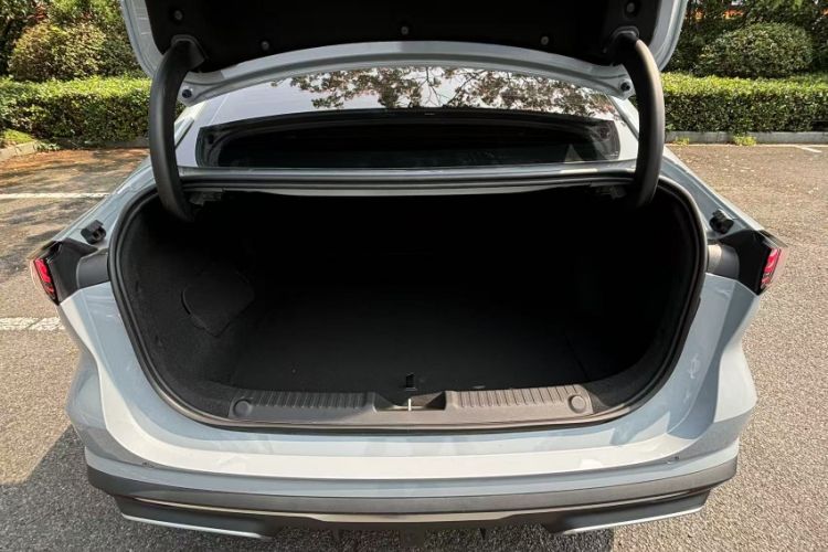 Used  L6 2024 125km PLUS Dragon Edition
