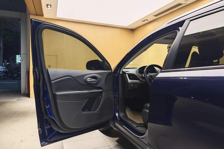 Used  Cherokee 2016 2.4L Leading Edition