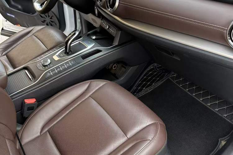 Used Wey VV6 2021 2.0T Two-Wheel Drive Smart Plus
