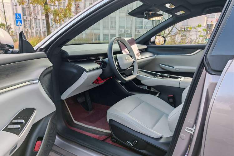 Used  A07 2025 All-Electric "Real Bargain" 525 Luxury Model