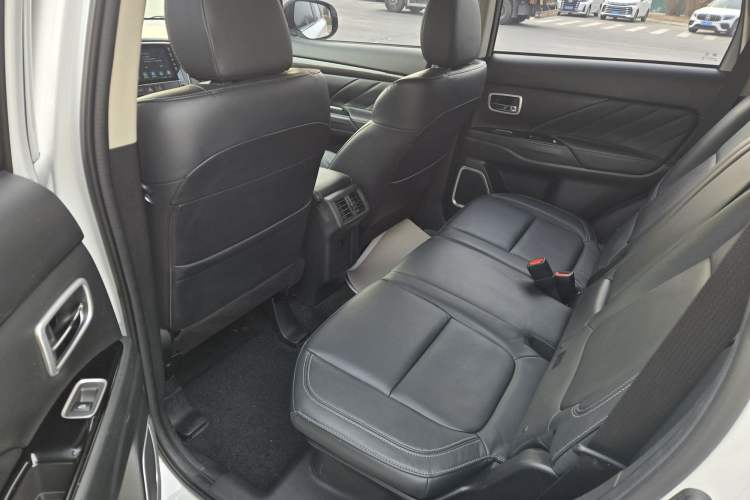 Used Mitsubishi Outlander 2019 2.4L 4x4 Zhi Xiang Edition 7 Seats China VI Standard
