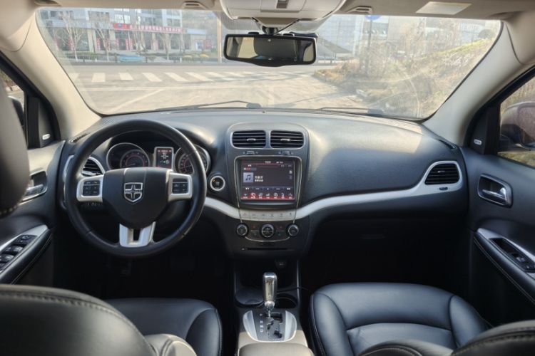 Used Dodge Journey 2013 2.4L Two-Wheel Drive Luxury Version
