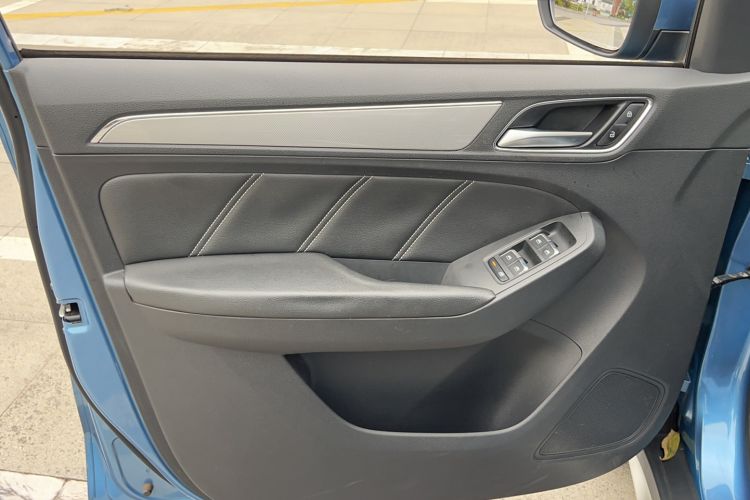 Used Roewe RX5 2016 20T Two-Wheel Drive Automatic Internet Smart Edition
