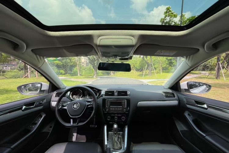 Used Volkswagen Sagitar 2015 230TSI Automatic Comfort Version
