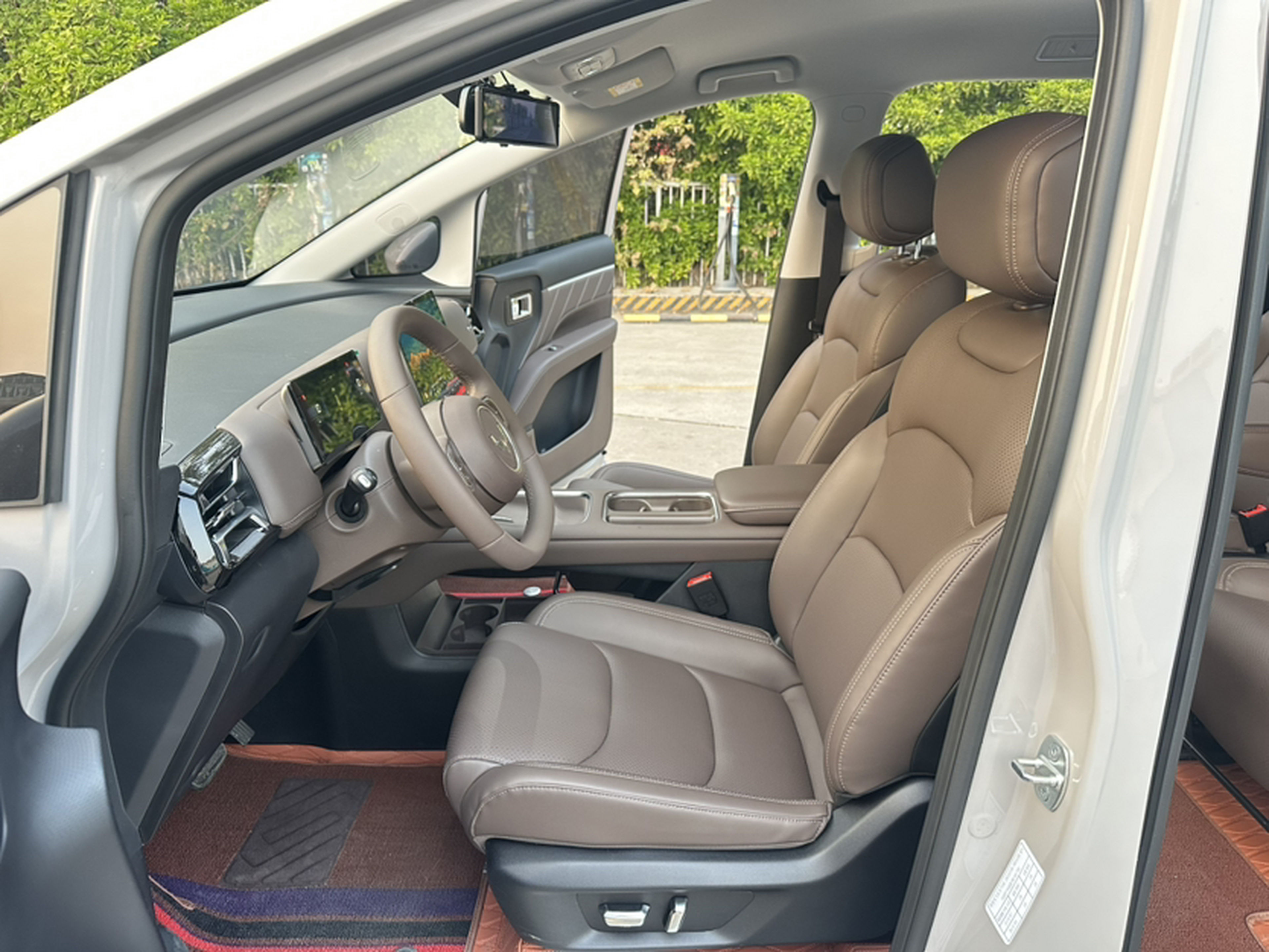 المقاعد الأمامية داخل السيارة