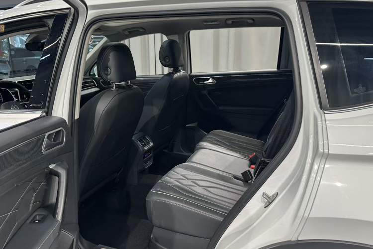 Used Volkswagen Tiguan L 2023 330TSI Automatic Two-Wheel Drive R-Line Enjoyment Edition
