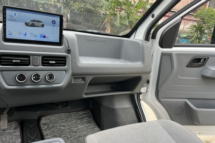 Used Wuling Yangguang 2024 300KM Comfort Version Passenger Van 75kW
