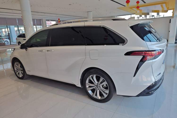 Used Toyota Sienna 2023 2.5L Hybrid Deluxe Edition
