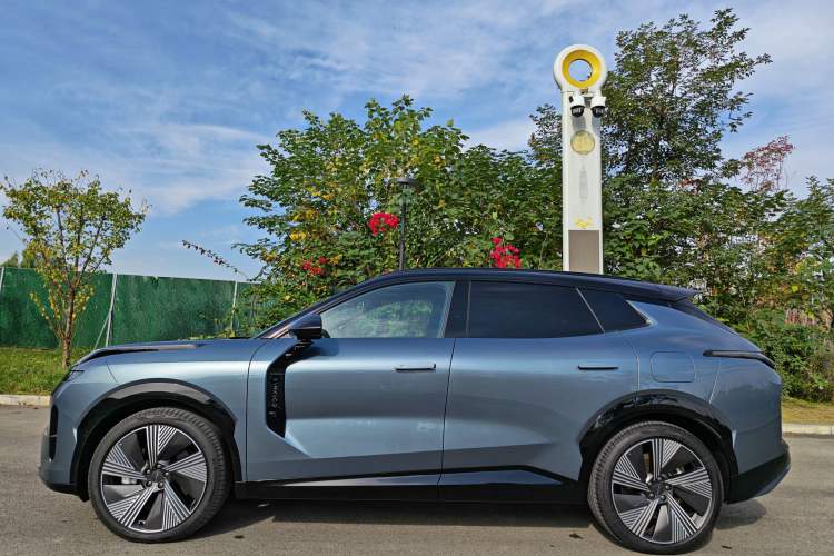 Used Lynk & Co 08 EM-P 2025 220 km All-Wheel-Drive Performance Halo
