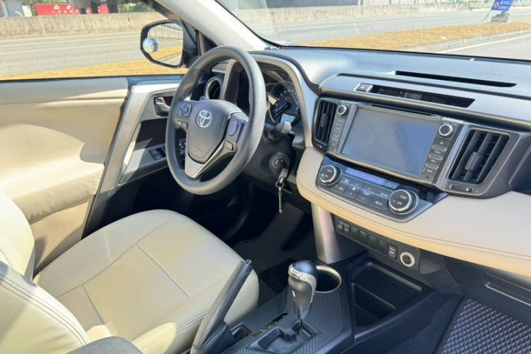 Used Toyota RAV4 2015 2.0L CVT Two-Wheel Drive Fashion Edition