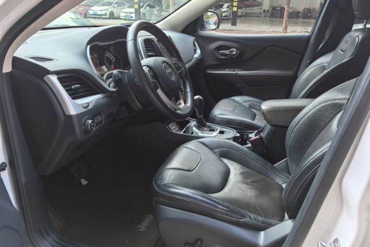 Used  Cherokee 2017 2.0L Superior Edition
