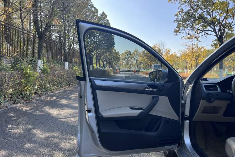 Used Volkswagen Santana 2013 1.6L Manual Comfort Edition
