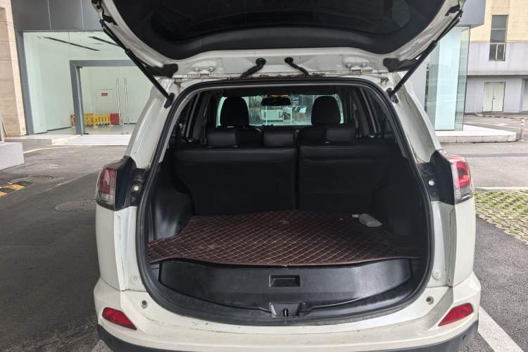 Used Toyota RAV4 2016 2.0L CVT Two-Wheel Drive Fashion Edition China V Standard
