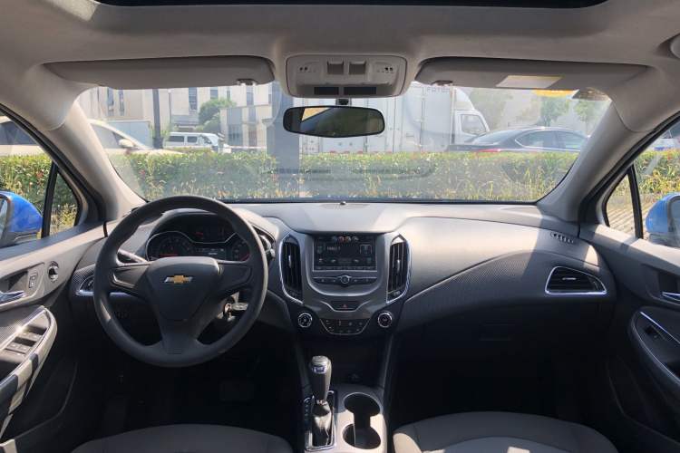 Used Chevrolet Cruze 2017 1.5L Hatchback Automatic Pioneer Sunroof Edition