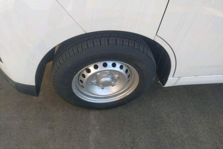 Used Wuling Yangguang 2024 300km Comfort-Grade Passenger Van 60kW
