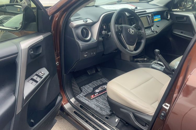 Used Toyota RAV4 2019 2.0L CVT Two-Wheel Drive Fashion X Limited Edition China VI Standard
