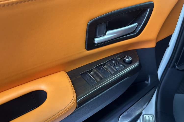 Used Toyota Sienna 2023 2.5L Hybrid Deluxe Edition