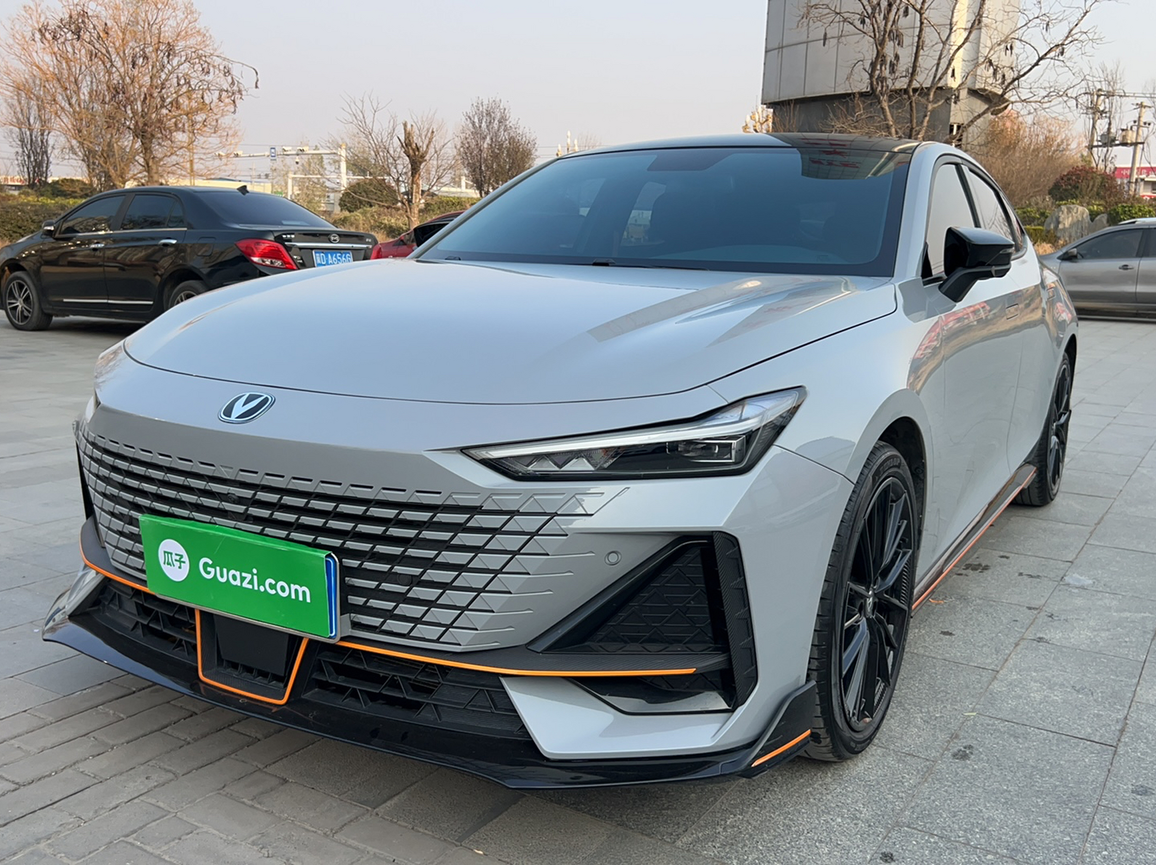 Под передней частью автомобиля