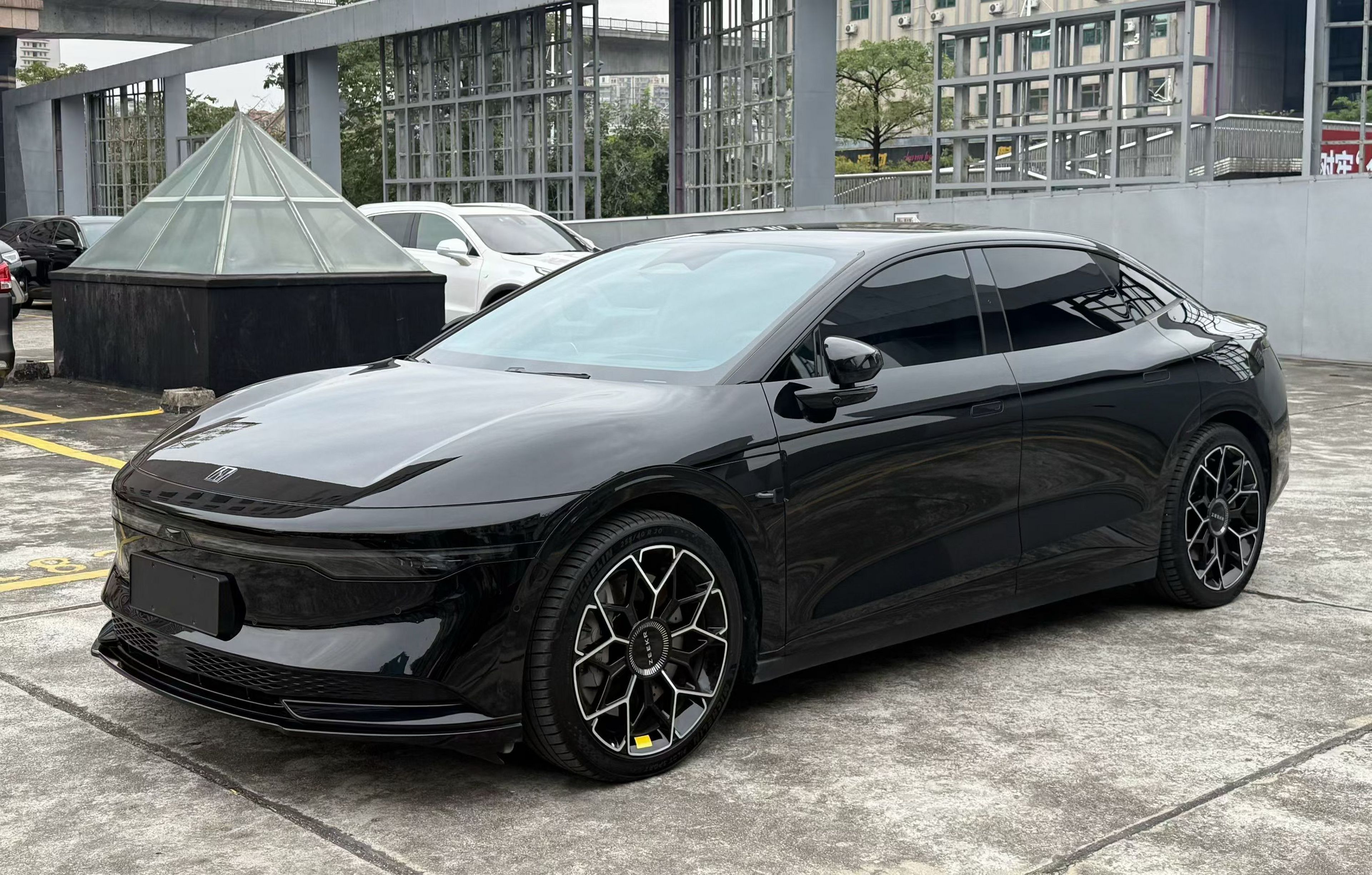 Под передней частью автомобиля