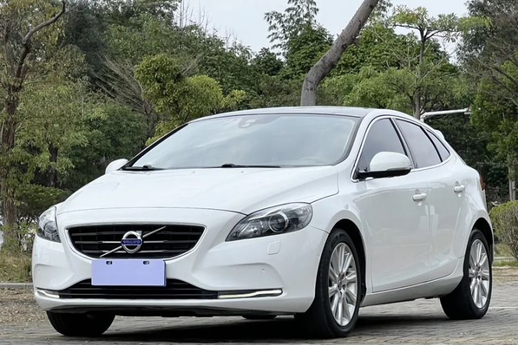 Used Volvo V40 2013 2.0T Zhiya Edition
