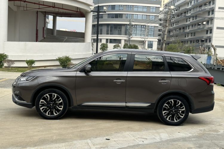Used Mitsubishi Outlander 2019 2.4L 4x4 Zhi Xiang Edition 7 Seats China VI Standard