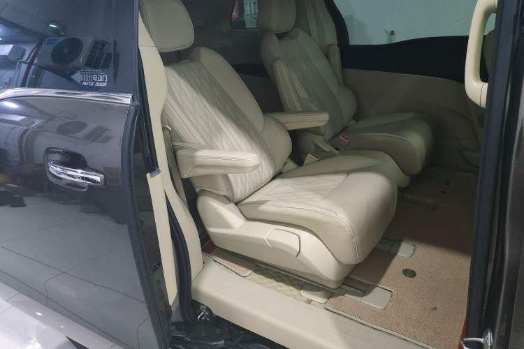 Used Buick GL8 2023 Facelifted Land Cruiser Executive Luxury Version
