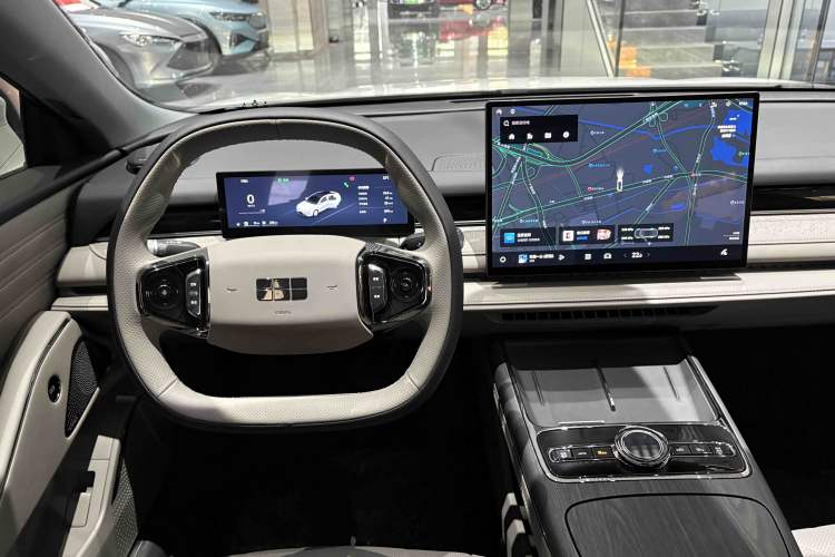 Used  Galaxy 8 2025 130km EM-i Deluxe Edition
