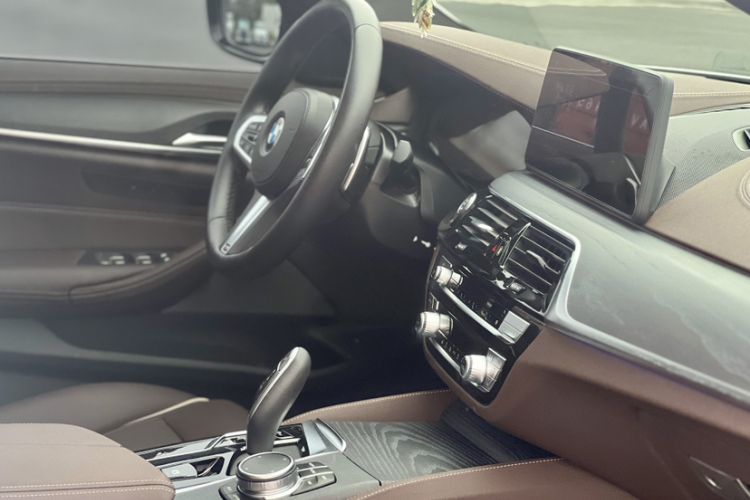 Used BMW 5 Series 2021 Facelifted 530Li Leading Edition M Sport Package
