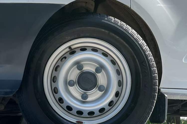 Used Ford Transit 2019 2.0T Diesel Van Mid-Chassis Mid-Roof 3-Seater China VI Standard
