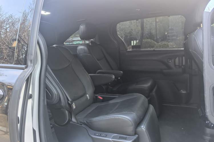 Used Toyota Sienna 2023 2.5L Hybrid Deluxe Edition