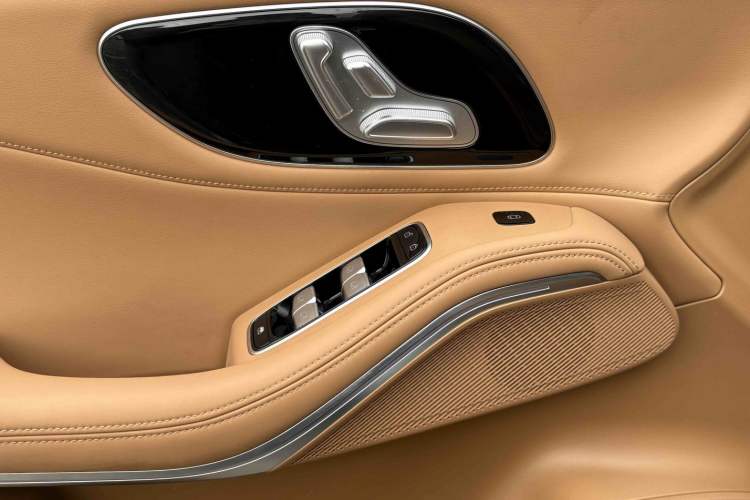 Used  R7 2023 Rear-Drive Screen King Edition
