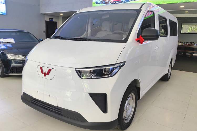 Used Wuling Yangguang 2024 300KM Comfort Version Passenger Van 75kW