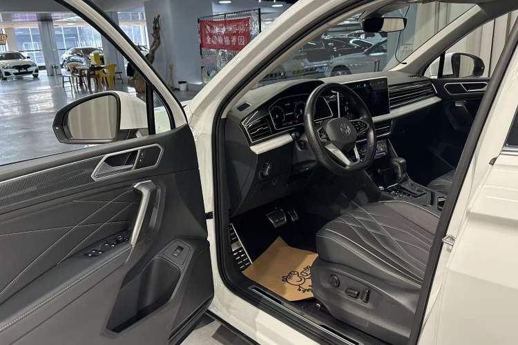 Used Volkswagen Tiguan L 2023 330TSI Automatic Two-Wheel Drive R-Line Enjoyment Edition
