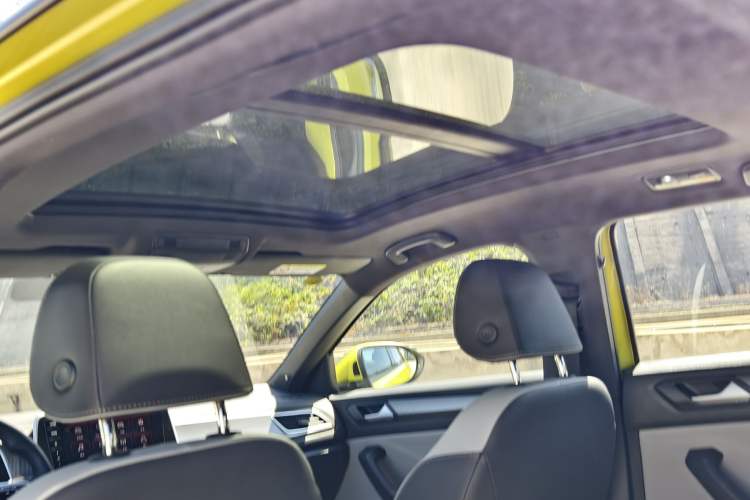 Used Volkswagen T-ROC 2023 300TSI DSG Two-Wheel Drive Starlight Edition
