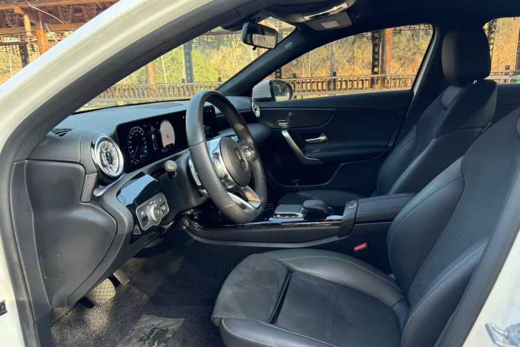 Used Mercedes-Benz A-Class 2022 Second Facelift A 200 L Sport Sedan Fashion Version
