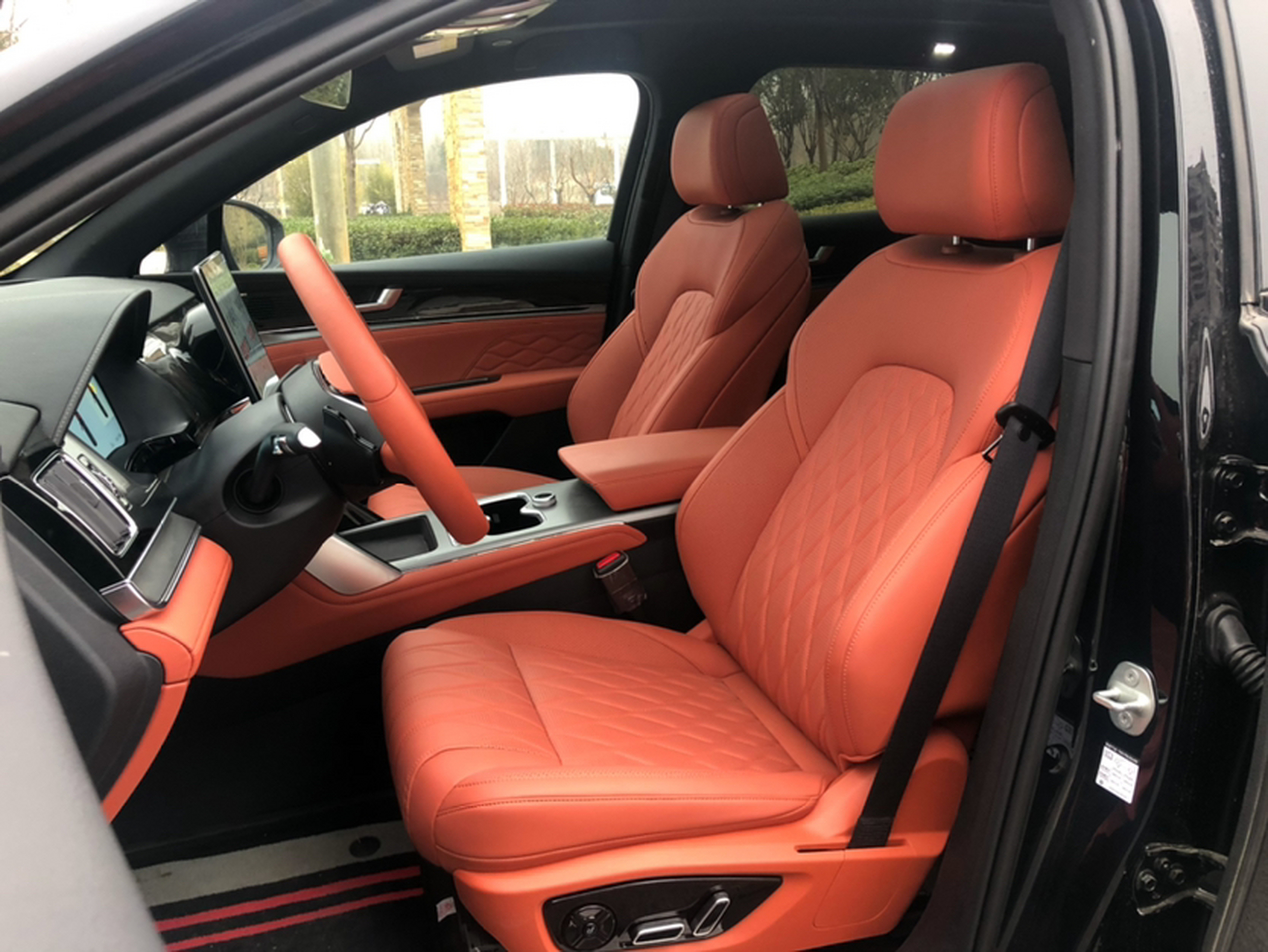 المقاعد الأمامية داخل السيارة