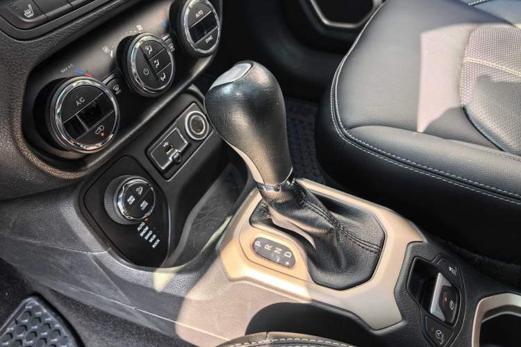 Used  Renegade 2016 2.0L Automatic Four-Wheel Drive 75th Anniversary Tribute Edition